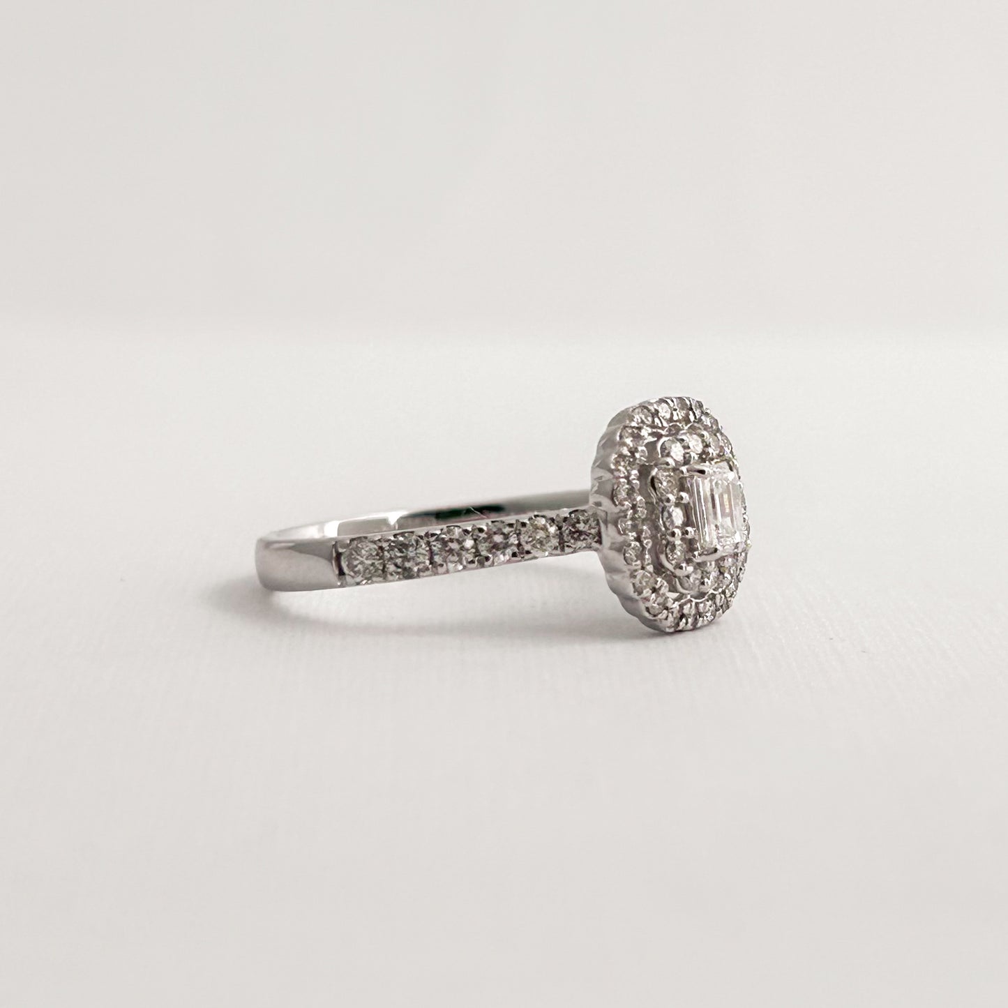 Anillo Halo Emerald con diamantes 0.75 cts en oro blanco 18k