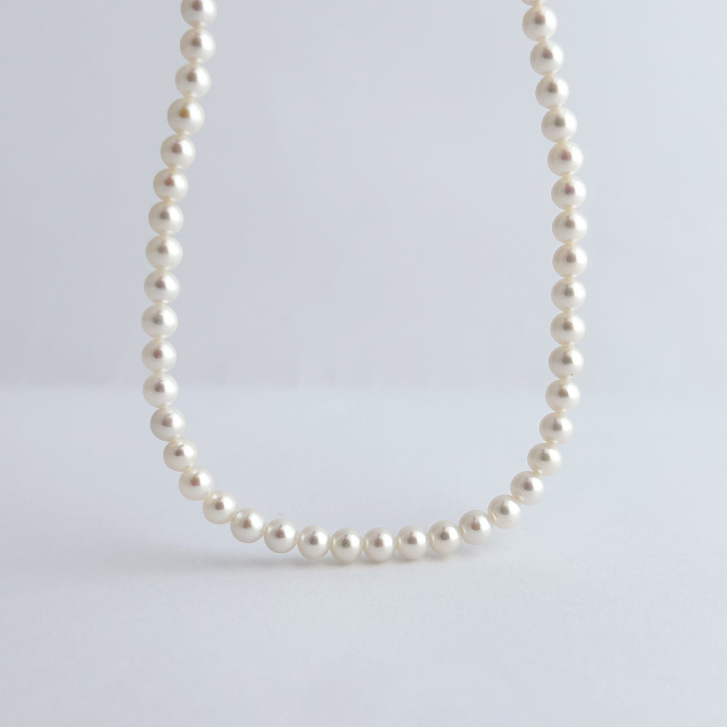 Collar de perlas cultivadas en oro 18k y broche con diamantes naturales