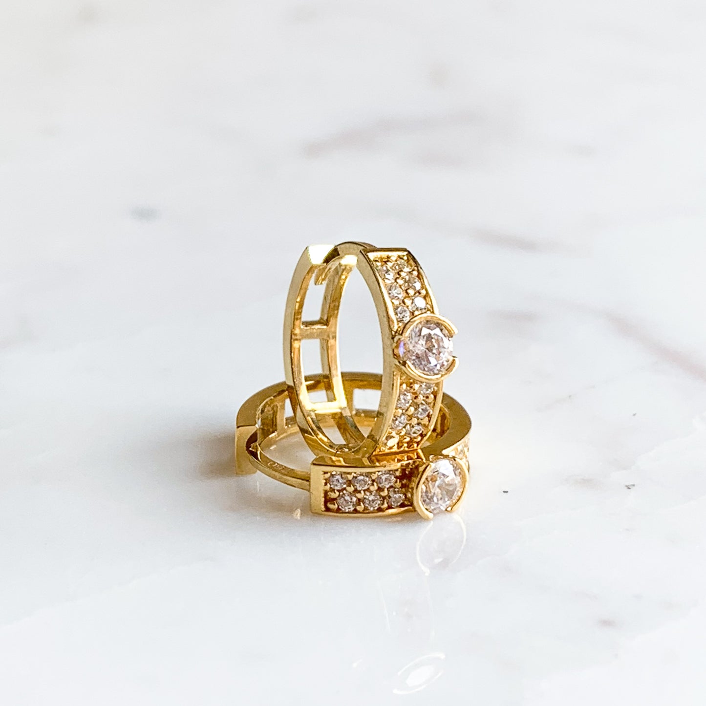 Argollas punto de luz en Oro18k