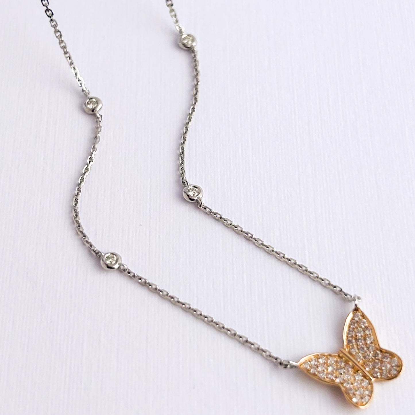 Collar mariposa valkiria con diamantes en oro blanco 18k
