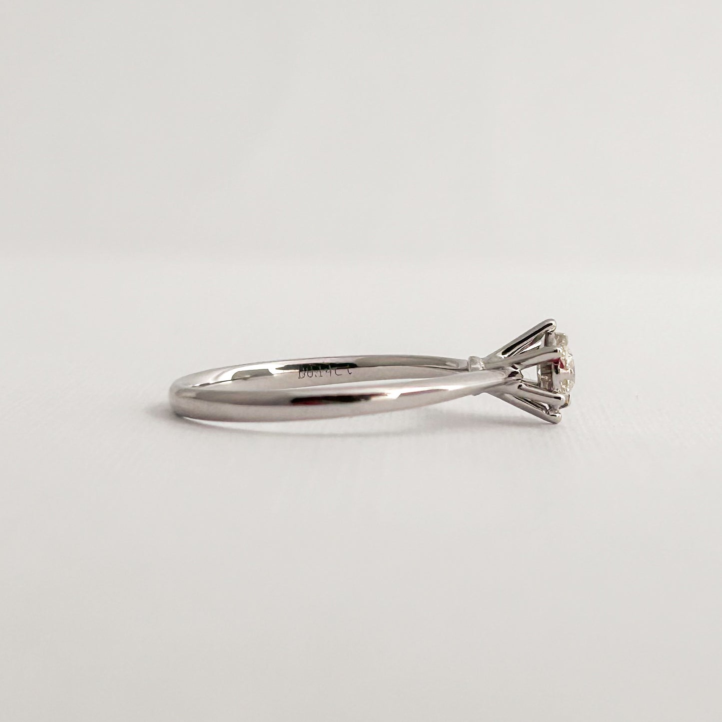Anillo de compromiso 6 uñas con diamante 0.142 cts oro blanco 18k