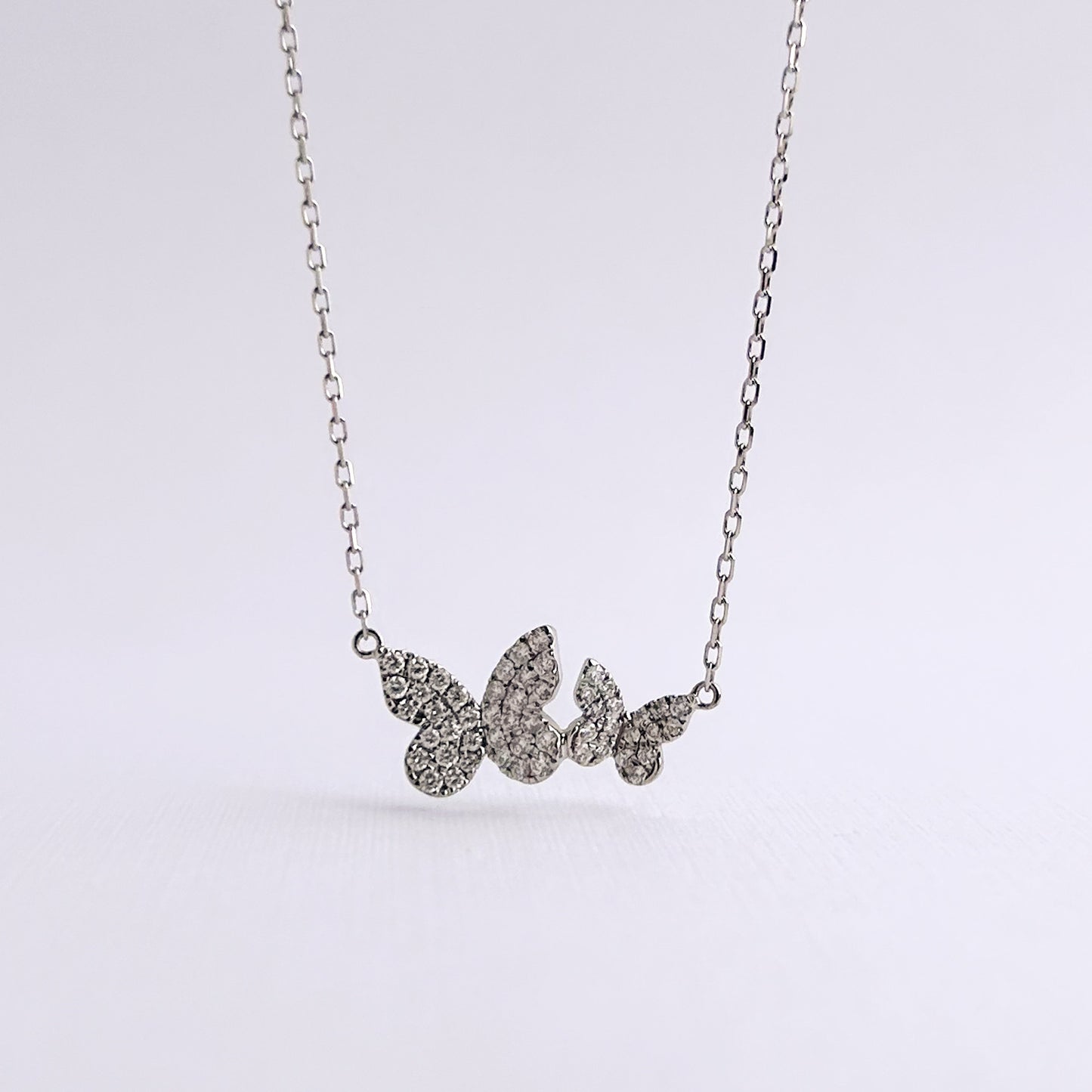 Collar Double butterfly con diamantes en oro blanco 18k