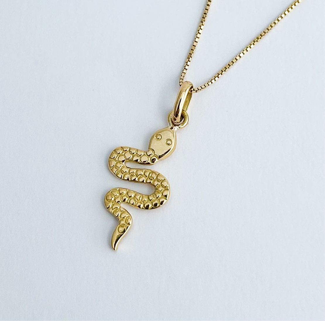 Dije de serpiente tramado en Oro18k