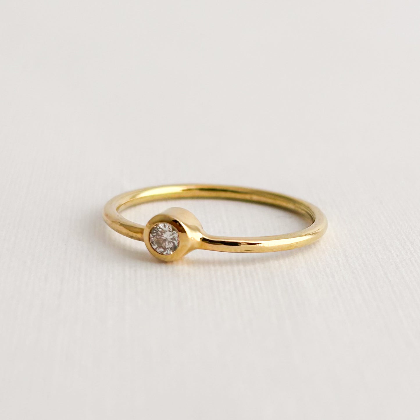 Anillo punto de luz oro 18k y diamante 0.10 cts