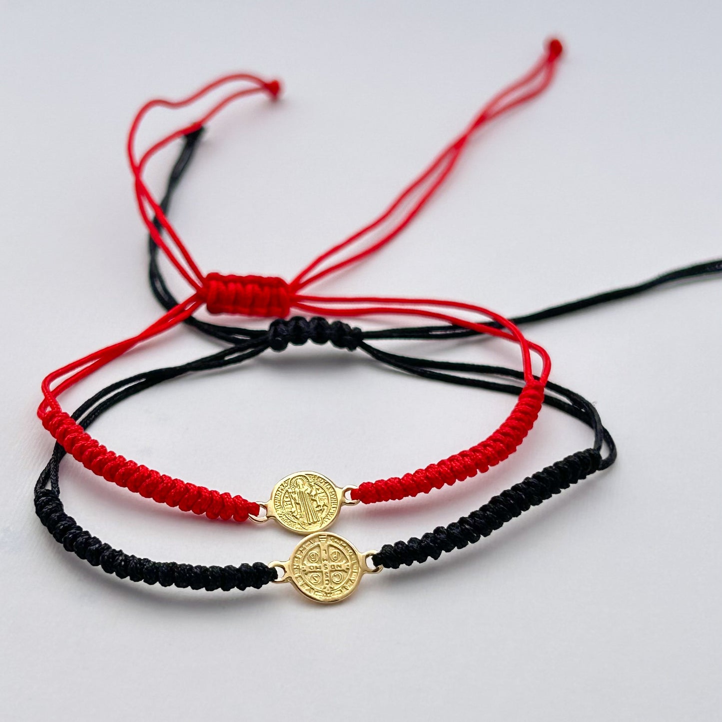 Pulsera tejida de San Benito en Oro18k