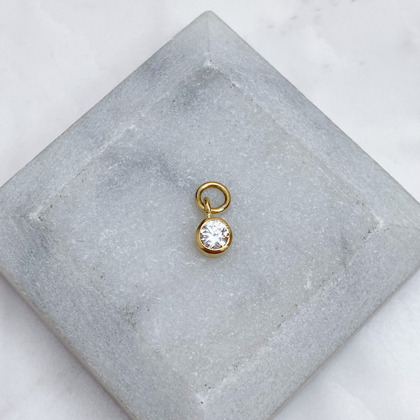 Charm de punto de luz para argolla en Oro 18k