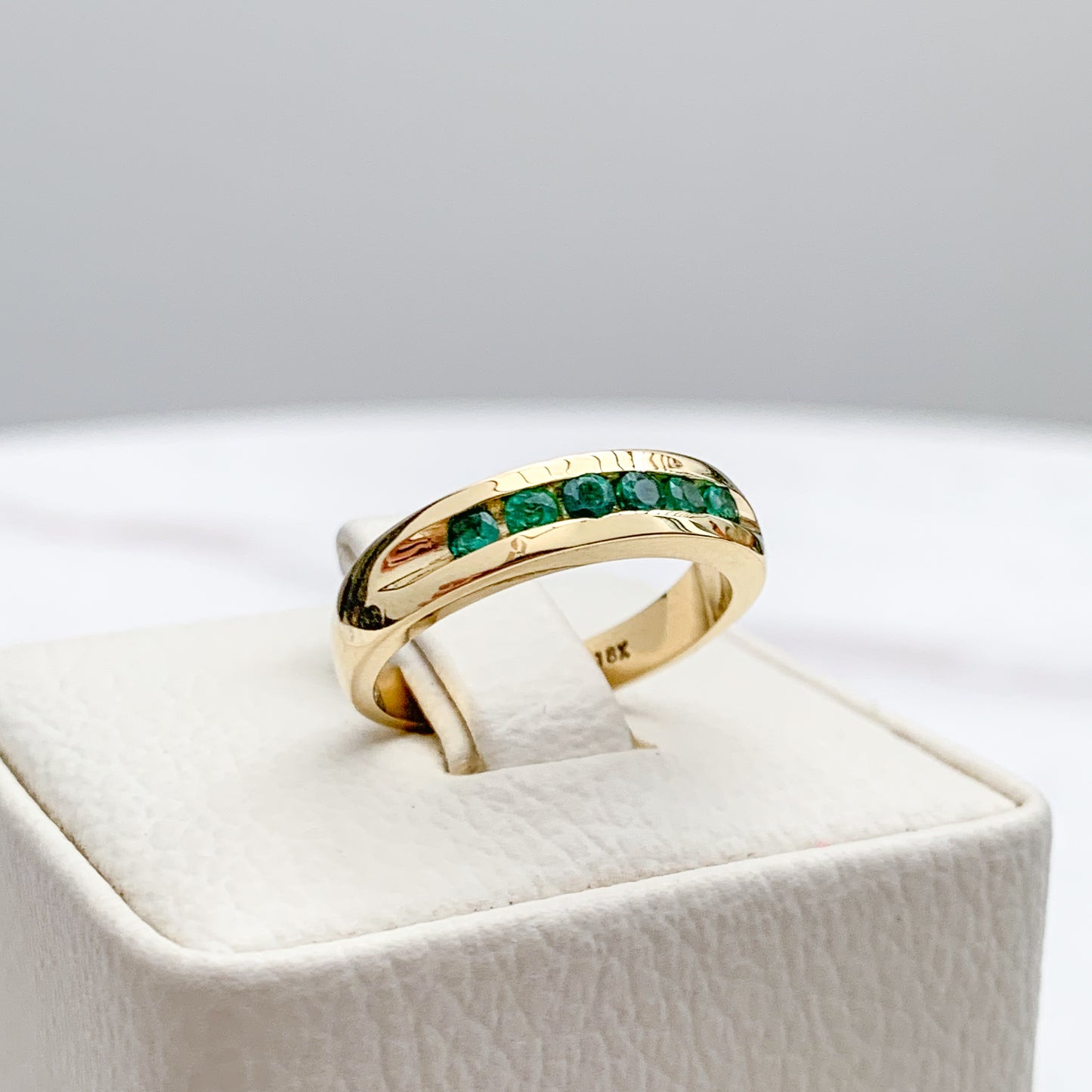 Anillo banda riviere Oro18k