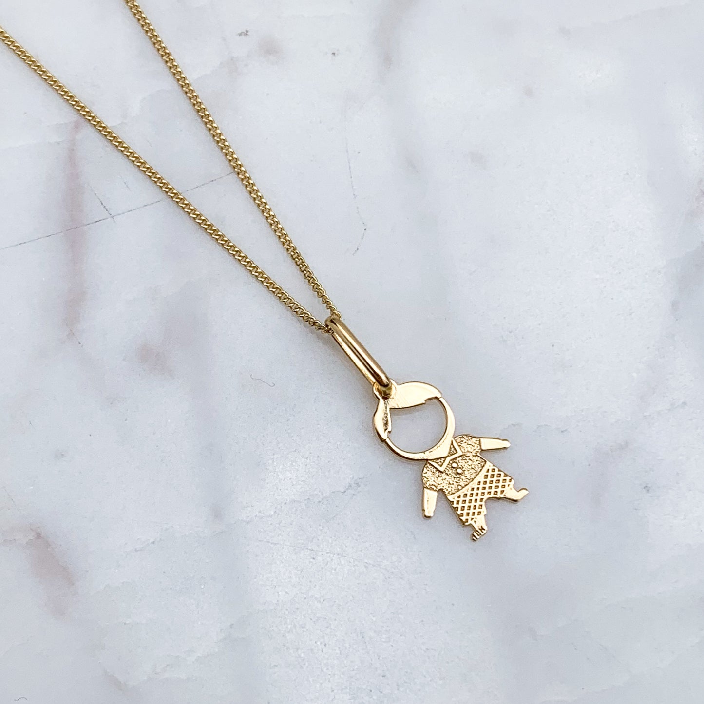 Dije de niño kind en oro 18k