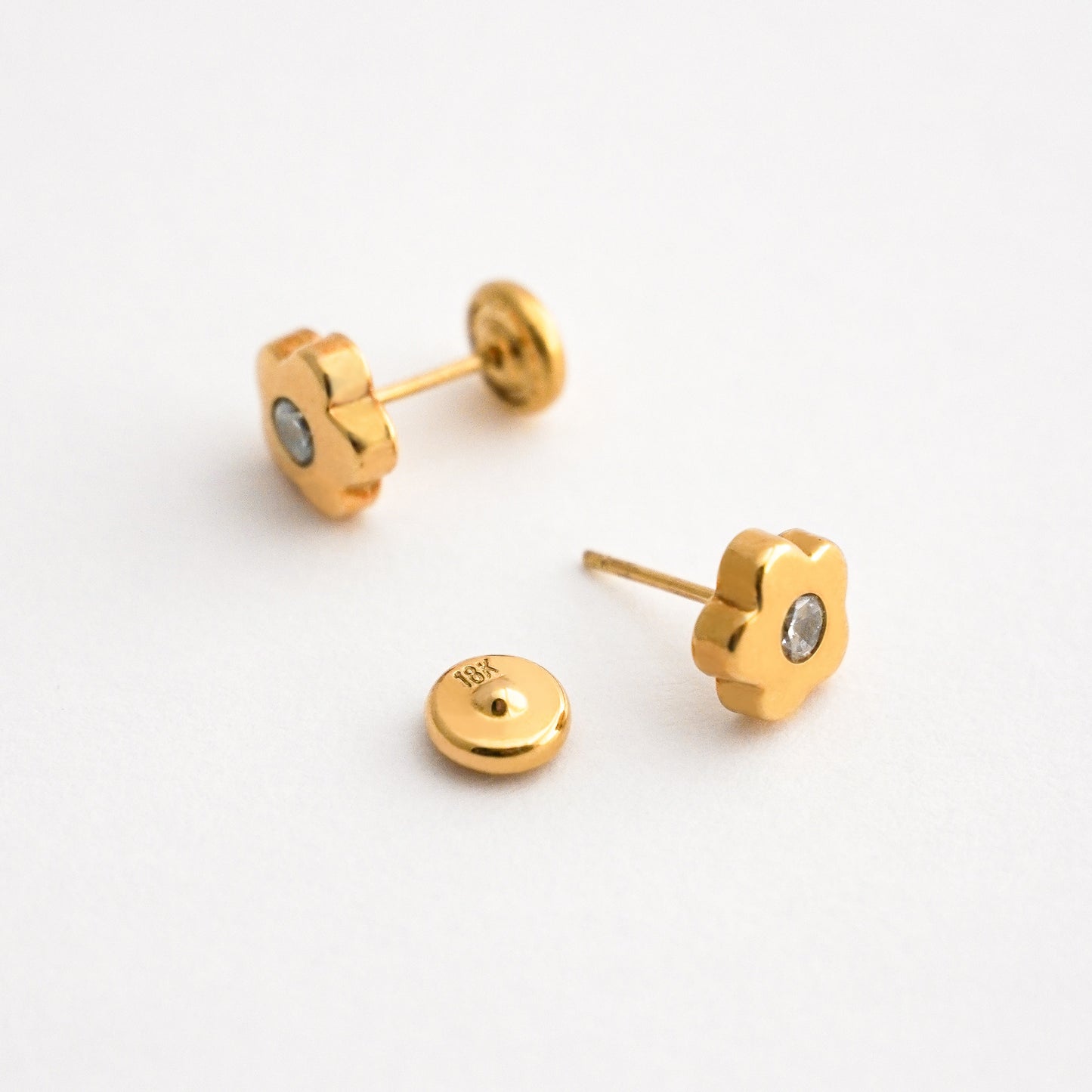 Aretes de Bebé de Flor con Circón en Oro 18K