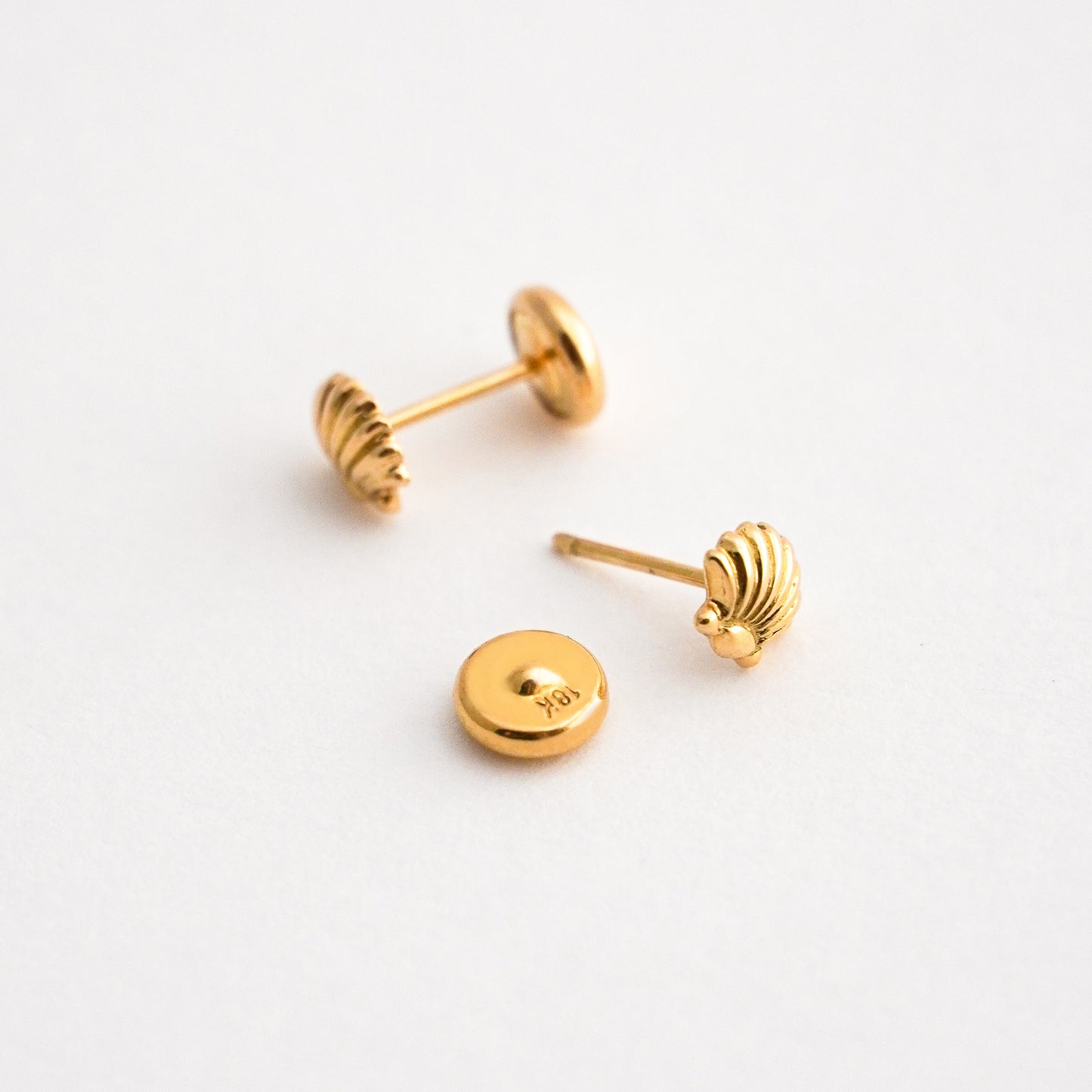 Aretes de Bebé de Conchita de Mar en Oro 18K