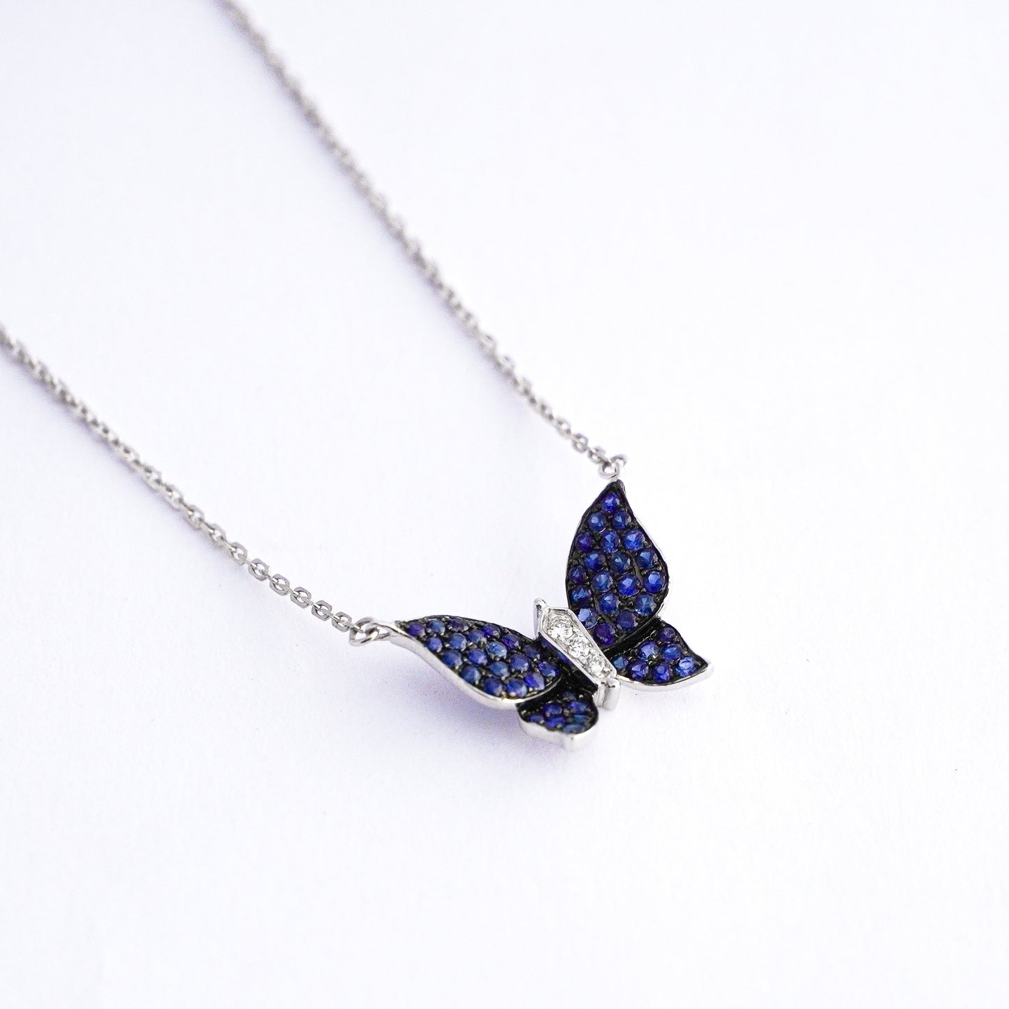 Collar Mariposa con zafiros y diamantes oro blanco 18k