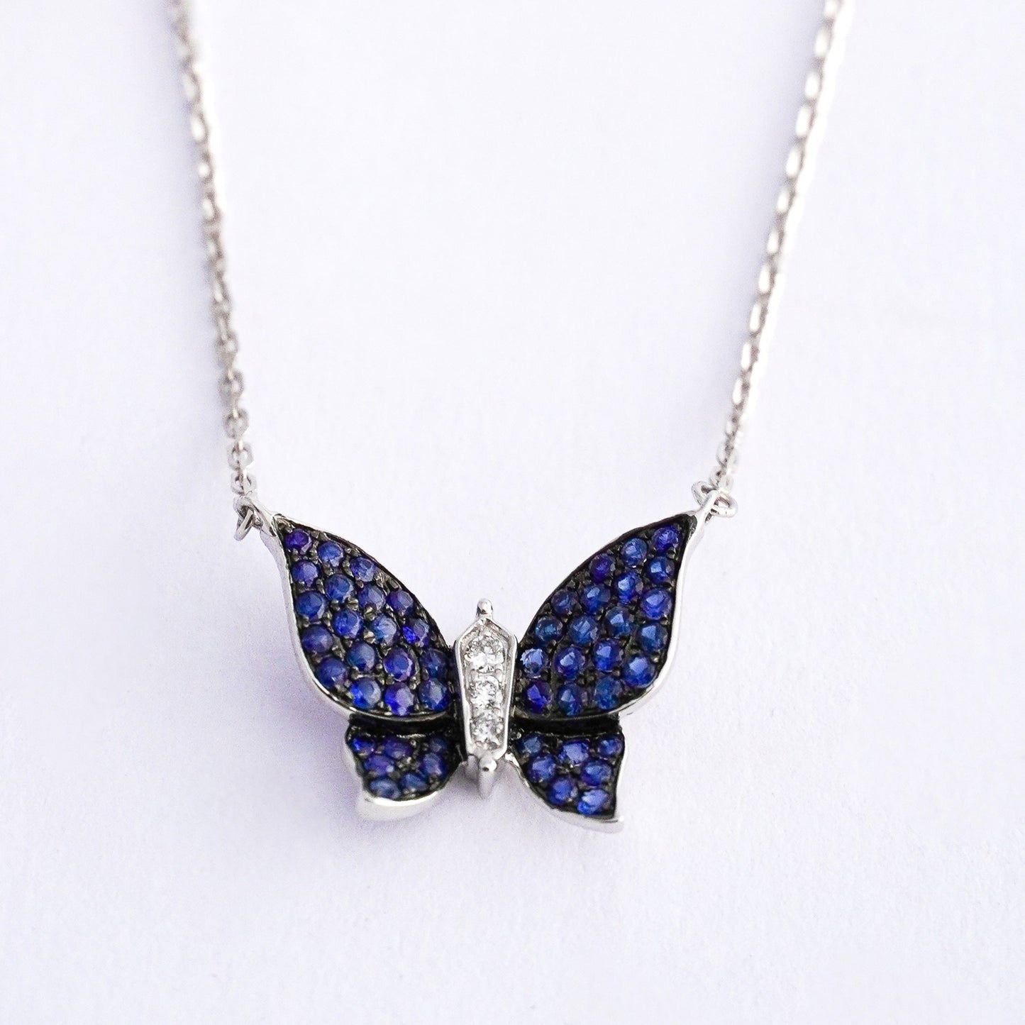 Collar Mariposa con zafiros y diamantes oro blanco 18k