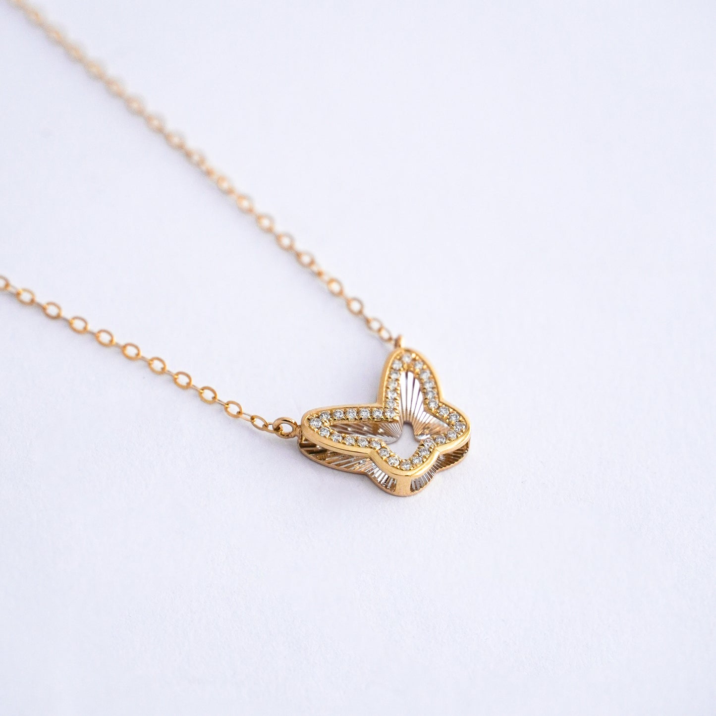 Collar Butterfly Glow con diamantes naturales Oro18k