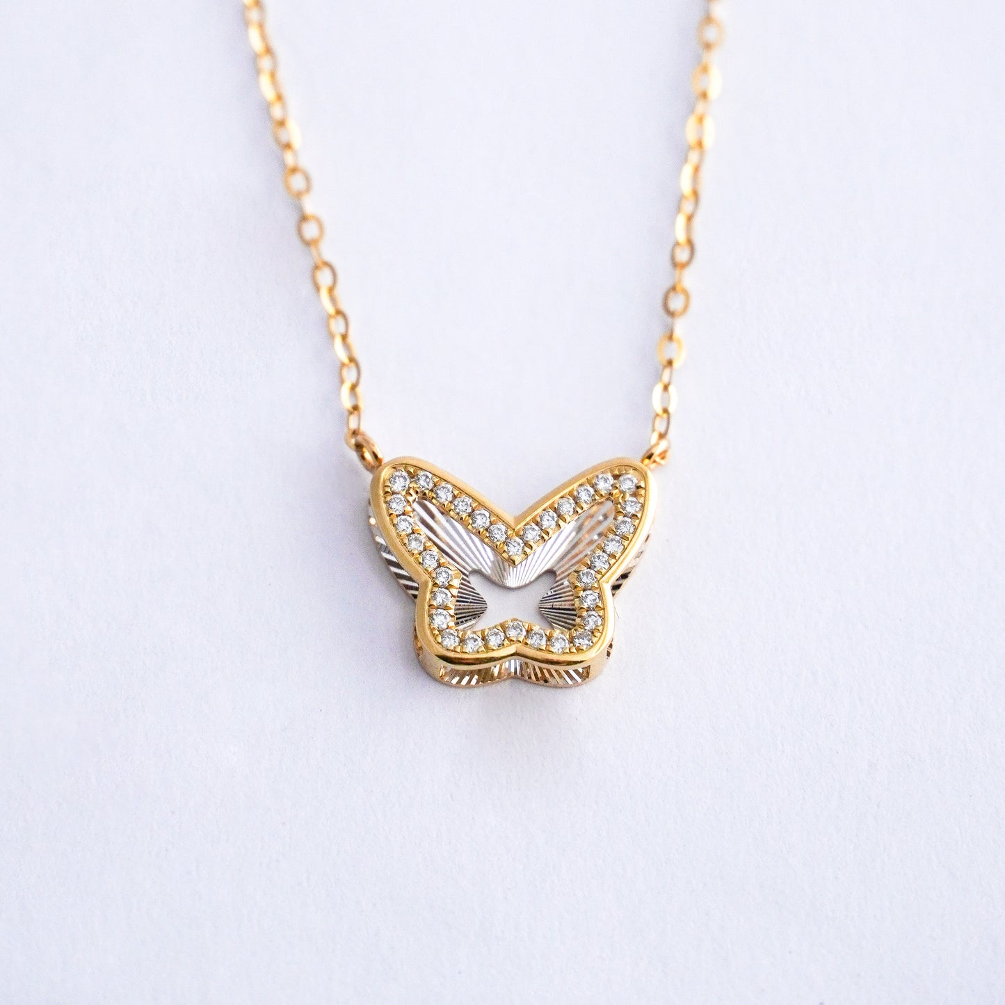 Collar Butterfly Glow con diamantes naturales Oro18k
