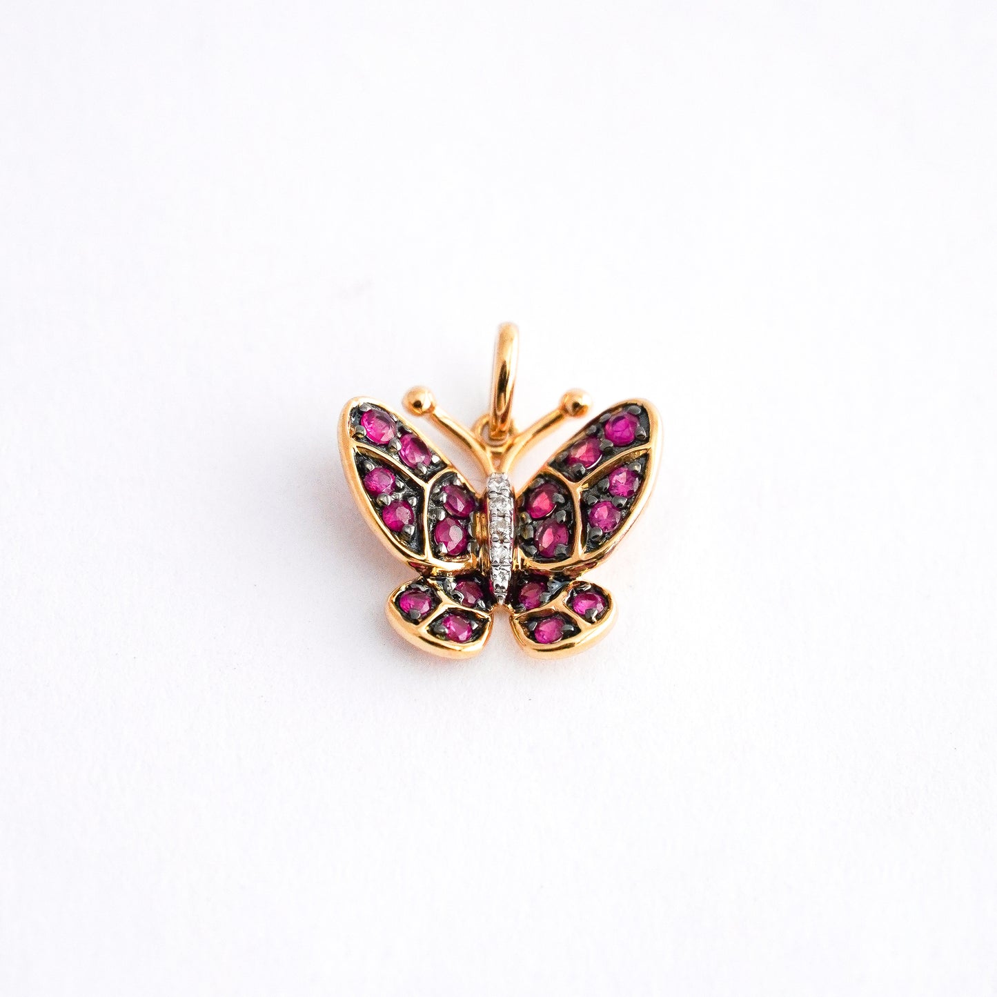 Dije mariposa rubí con diamantes naturales en oro18k