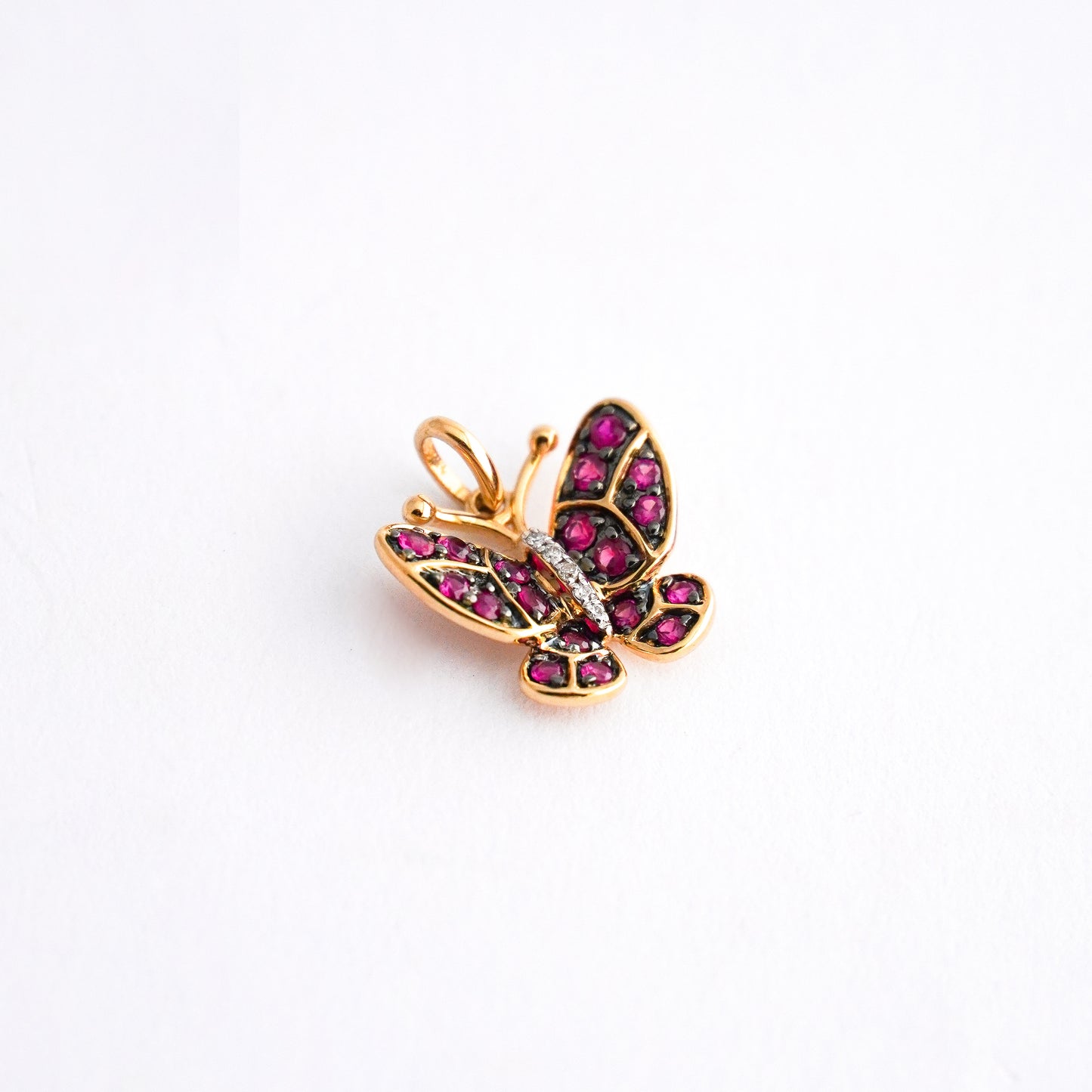 Dije mariposa rubí con diamantes naturales en oro18k