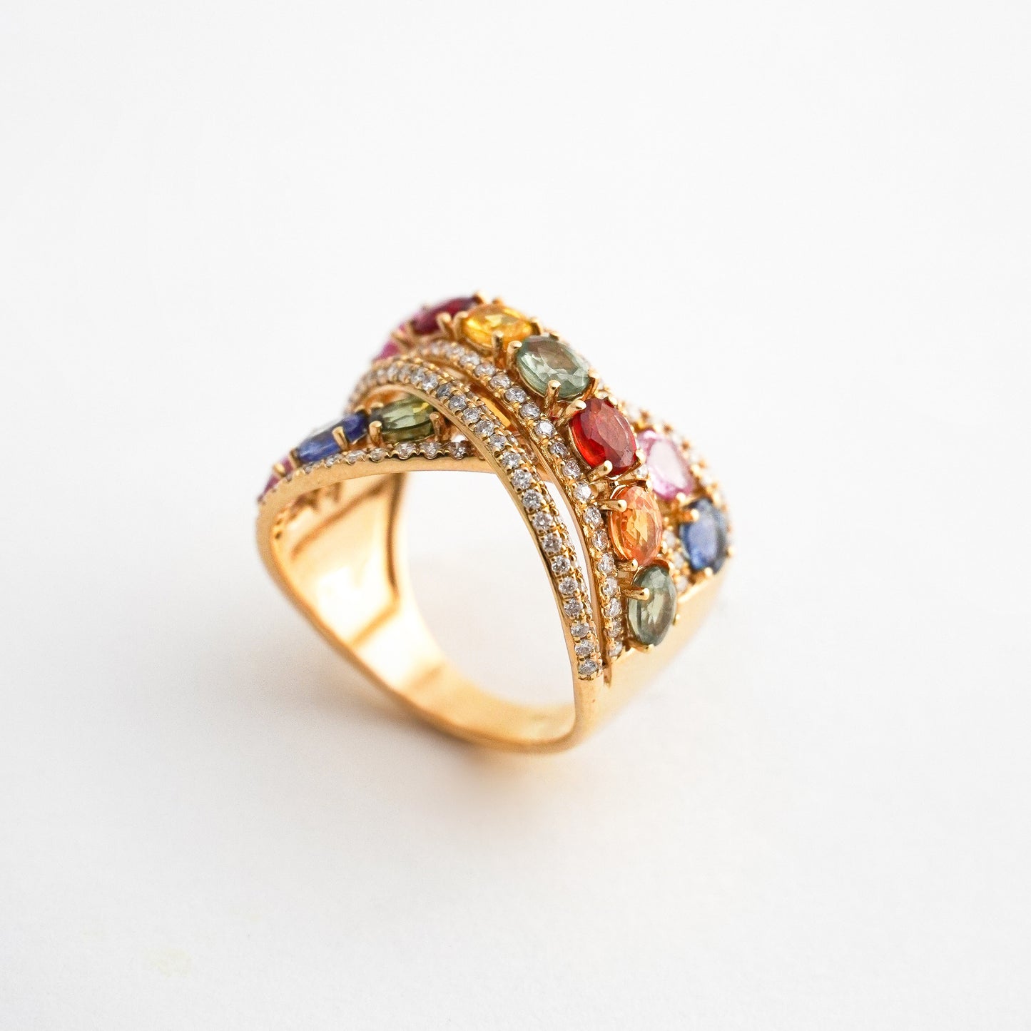 Anillo Rainbow Entrelazado con Zafiros Naturales y Diamantes en Oro 18K