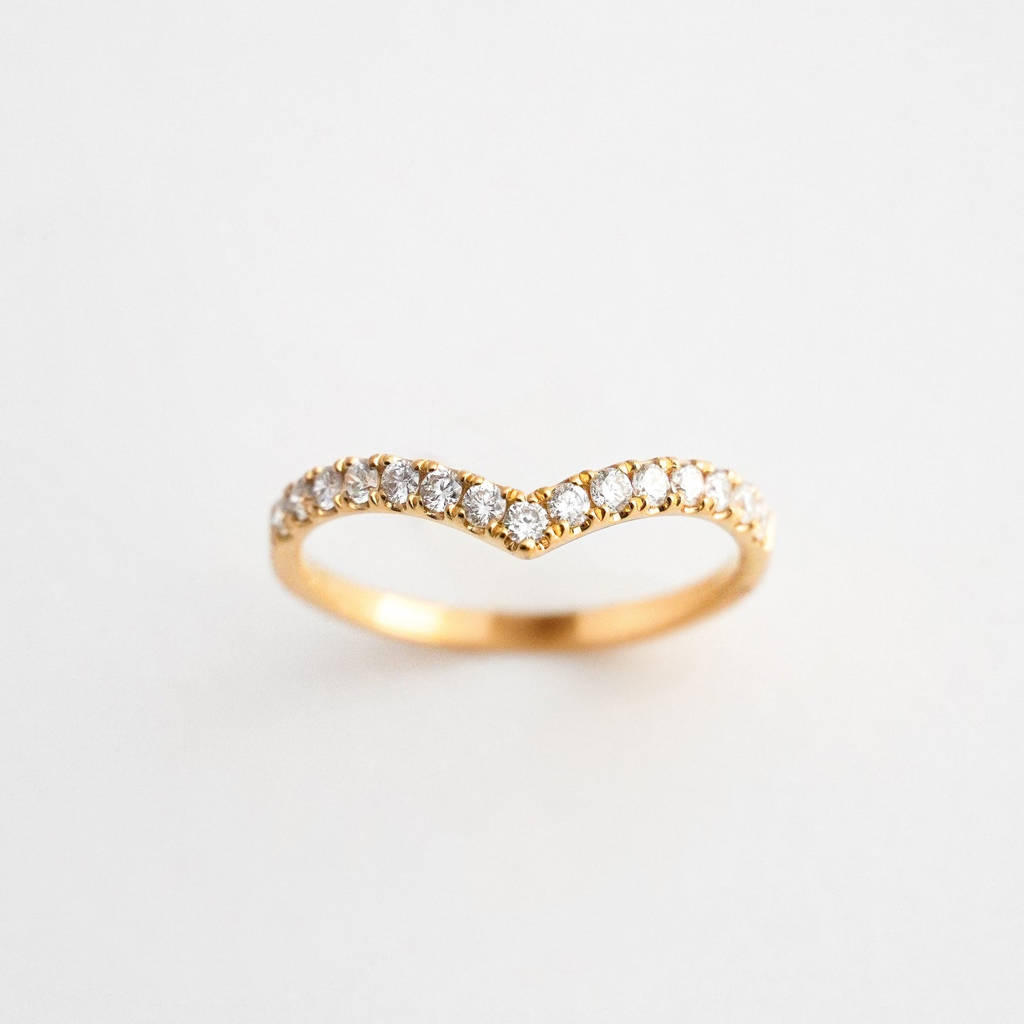 Cintillo en V Chevron de Diamantes en Oro 18K