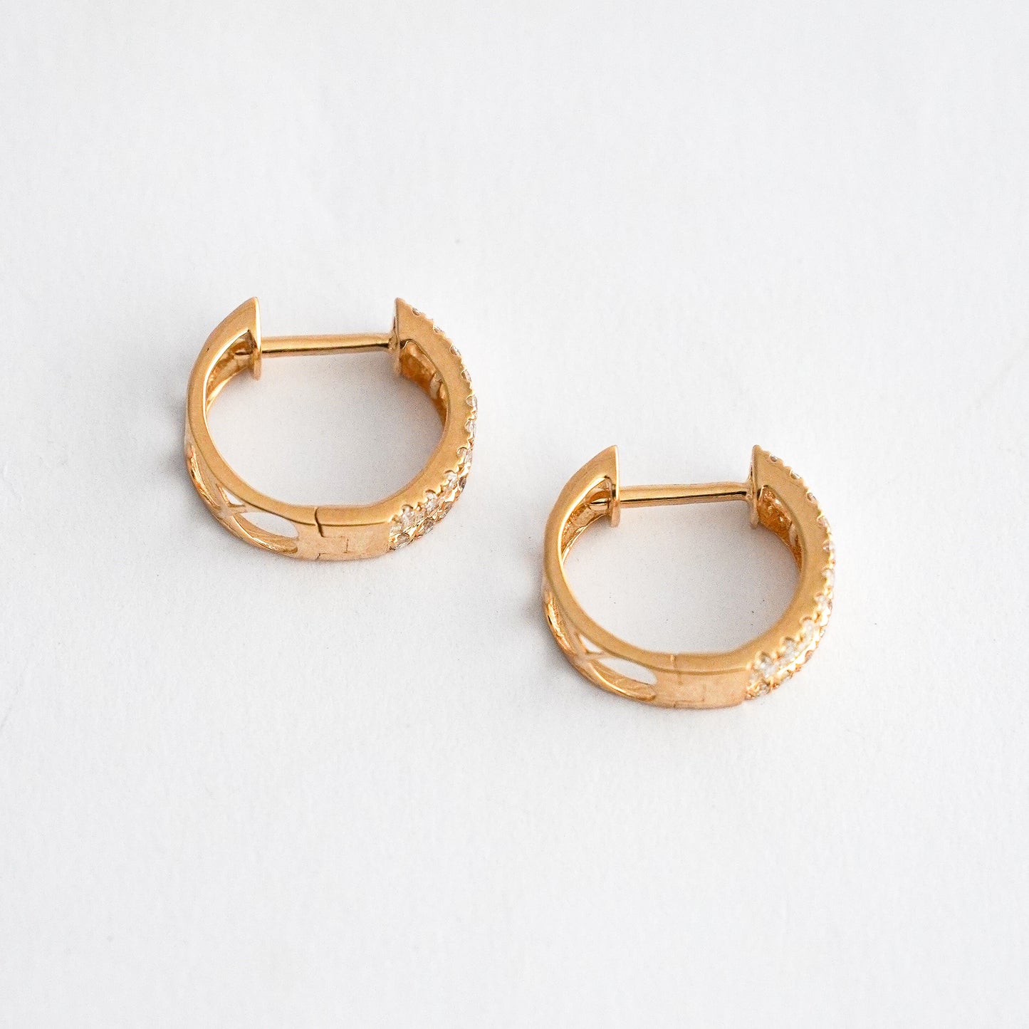 Argollas redondas con diamantes baguette en oro 18k