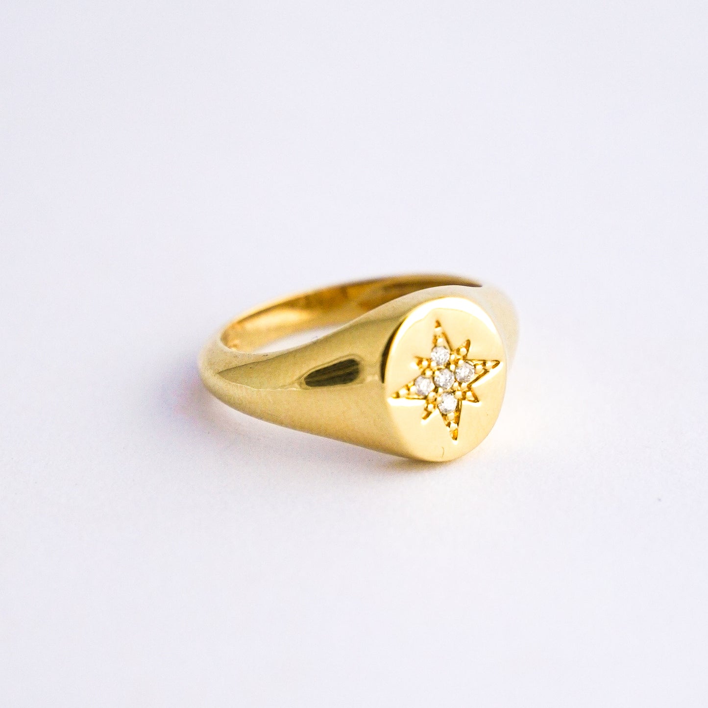 Anillo chevalier star con diamantes en Oro18k