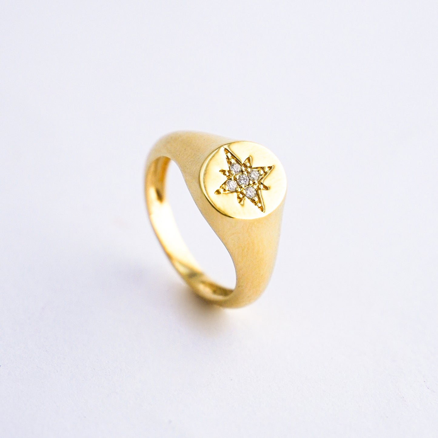 Anillo chevalier star con diamantes en Oro18k