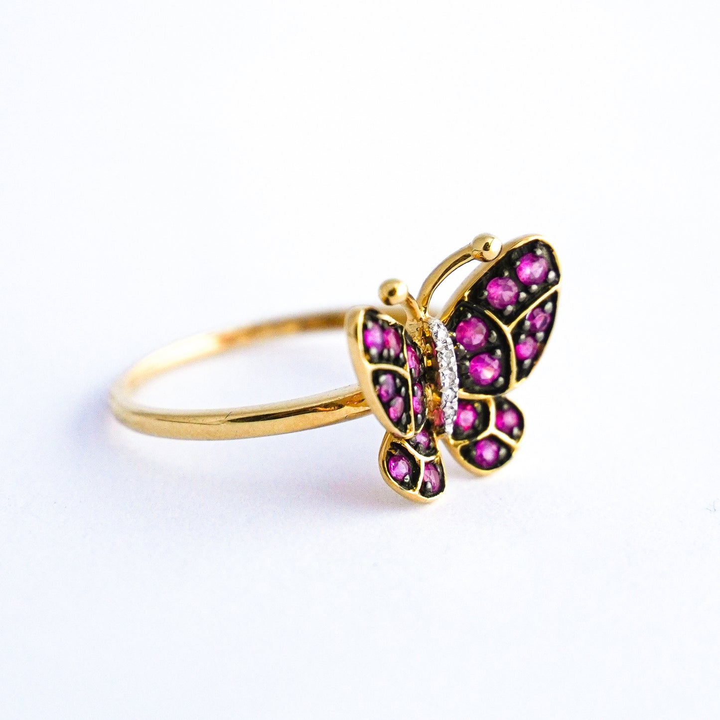 Anillo mariposa rubí con diamantes naturales en oro18k