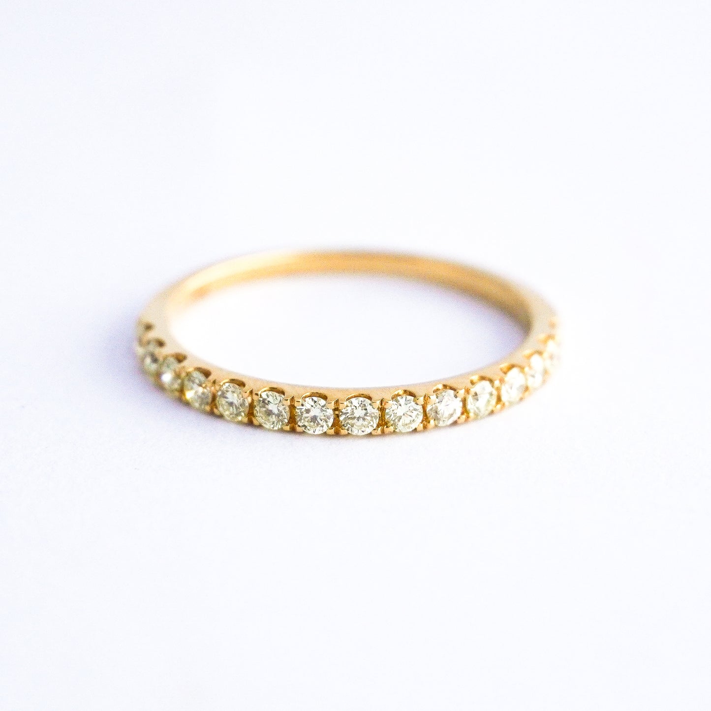 Cintillo con diamantes 0.382 cts en Oro 18k