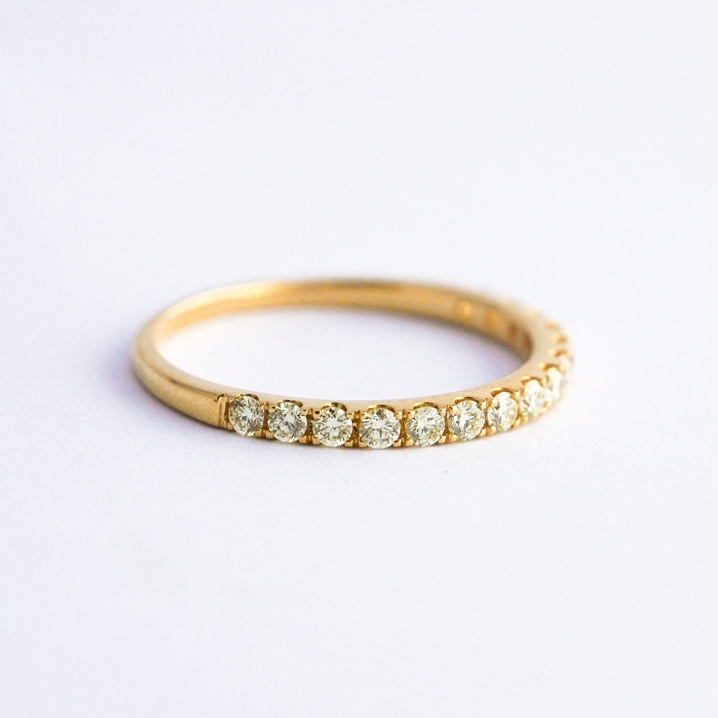 Cintillo con diamantes 0.382 cts en Oro 18k