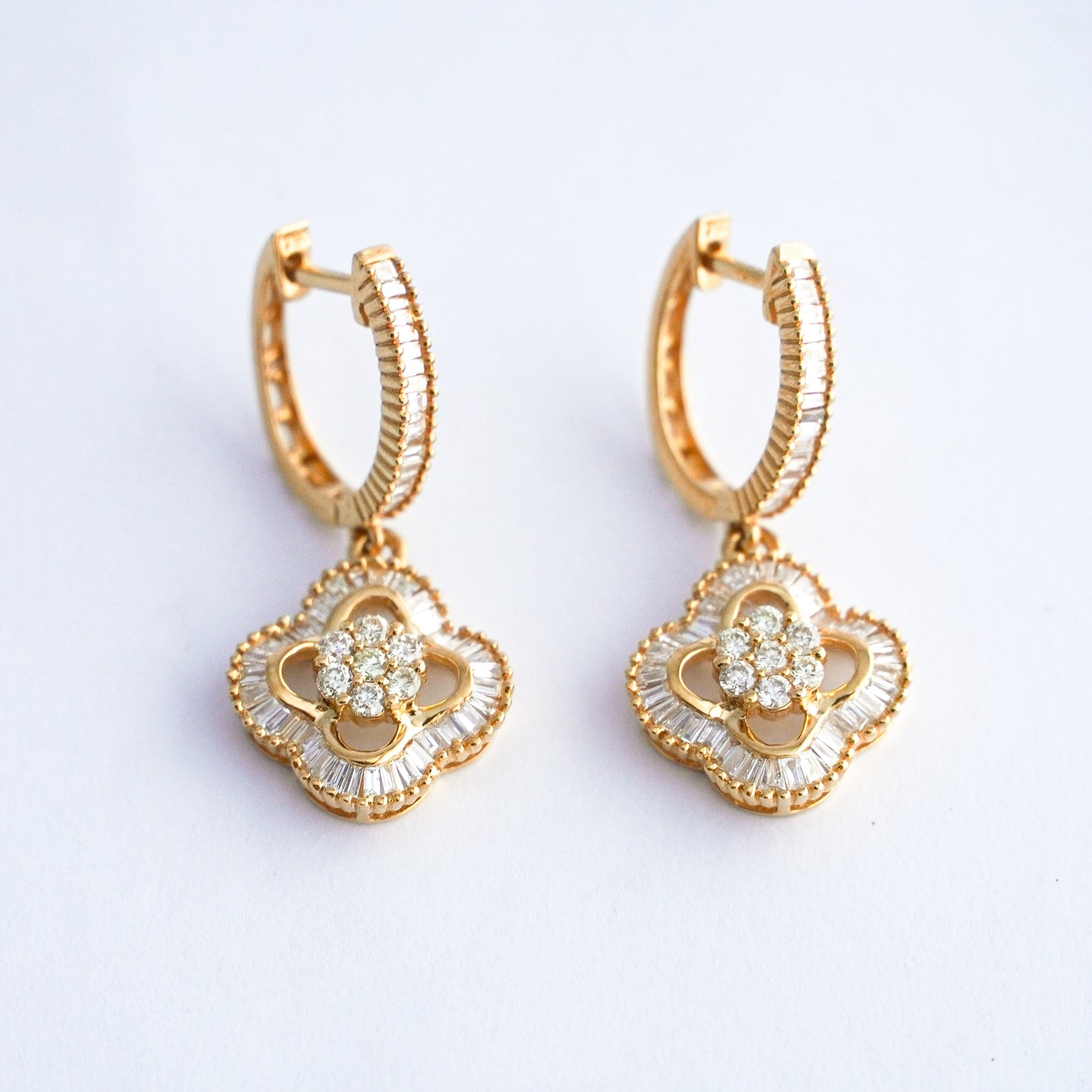 Argollas con colgante trebol y diamantes naturales en oro18k