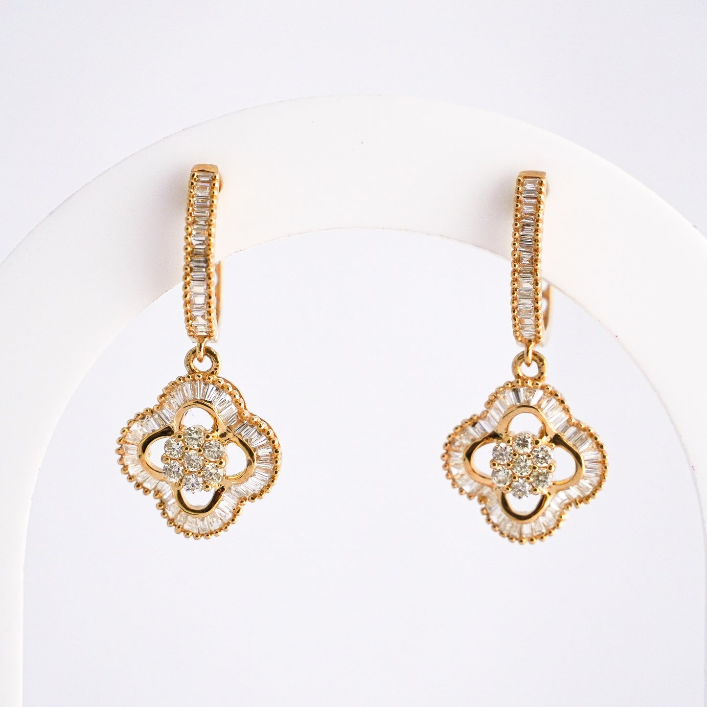 Argollas con colgante trebol y diamantes naturales en oro18k