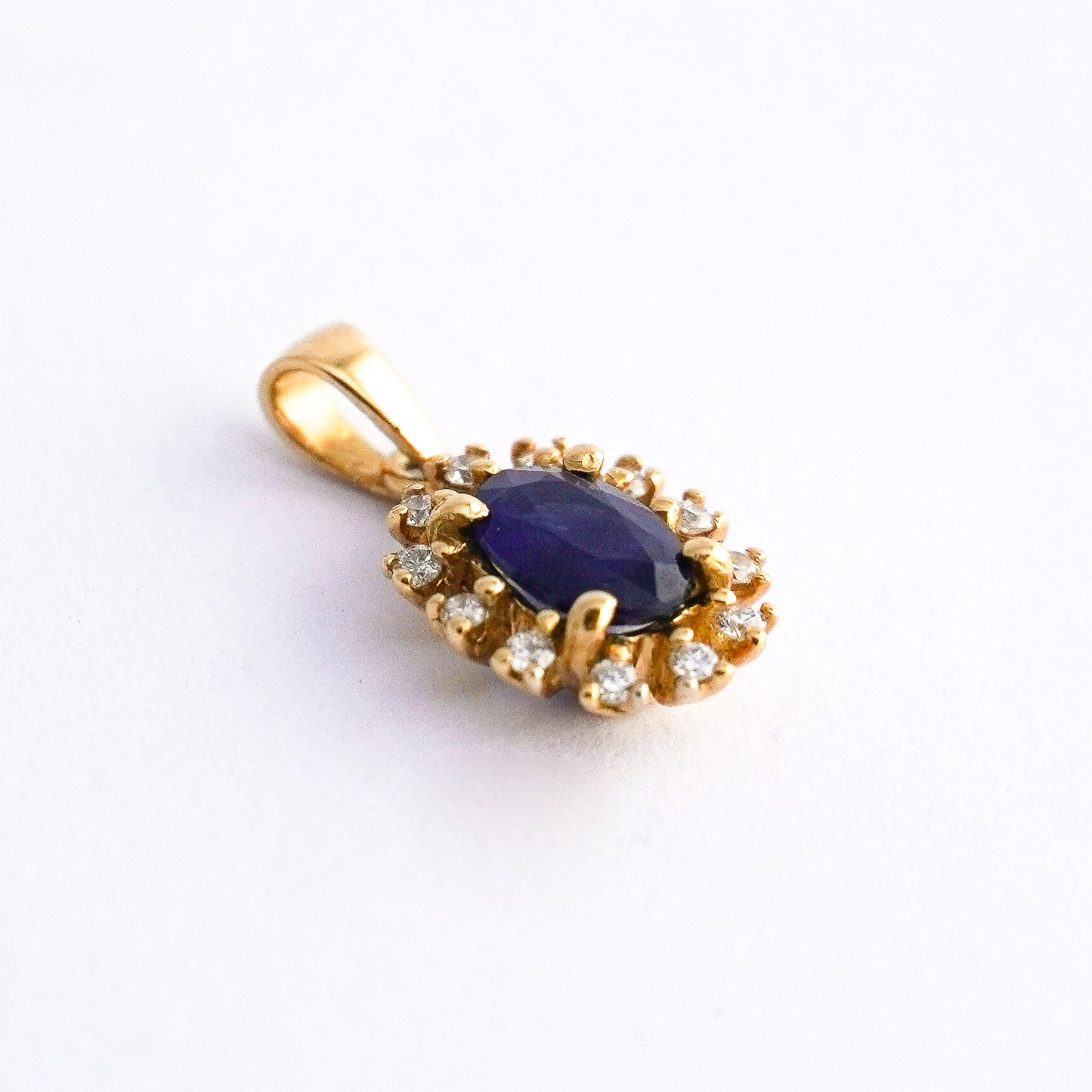Dije corona azul con zafiro y diamantes naturales en Oro18k