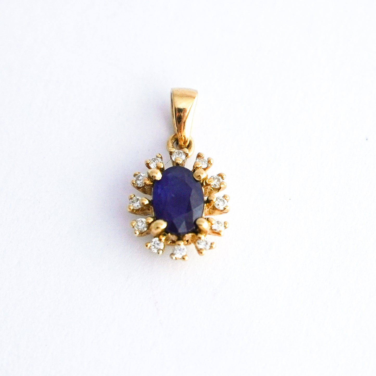 Dije corona azul con zafiro y diamantes naturales en Oro18k