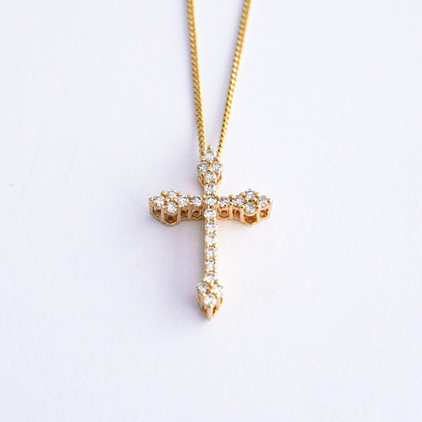 Dije de cruz de luz con diamantes naturales en Oro18k