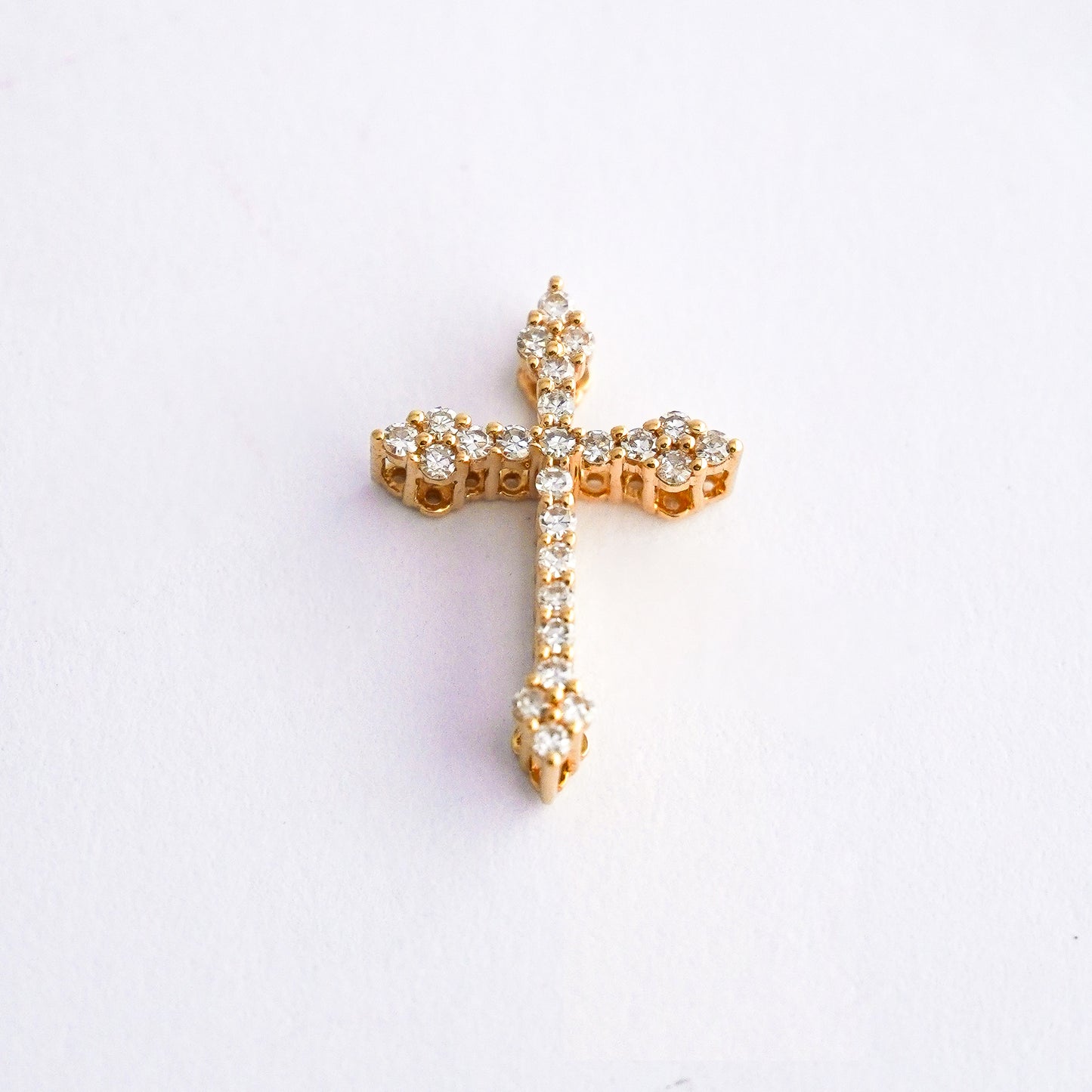 Dije de cruz de luz con diamantes naturales en Oro18k