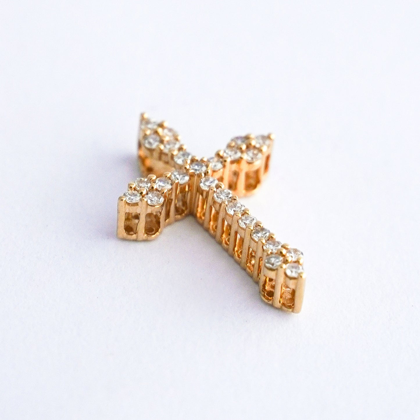 Dije de cruz de luz con diamantes naturales en Oro18k