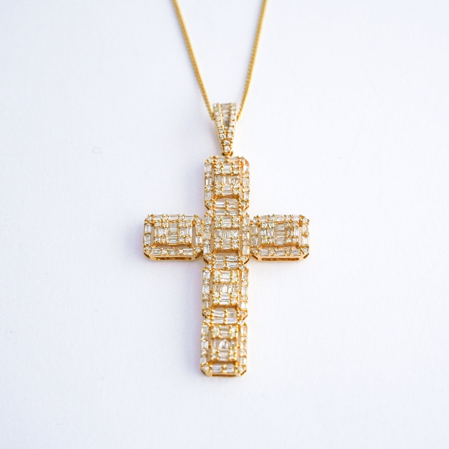 Dije de cruz emerald baguette con diamantes naturales en Oro18k