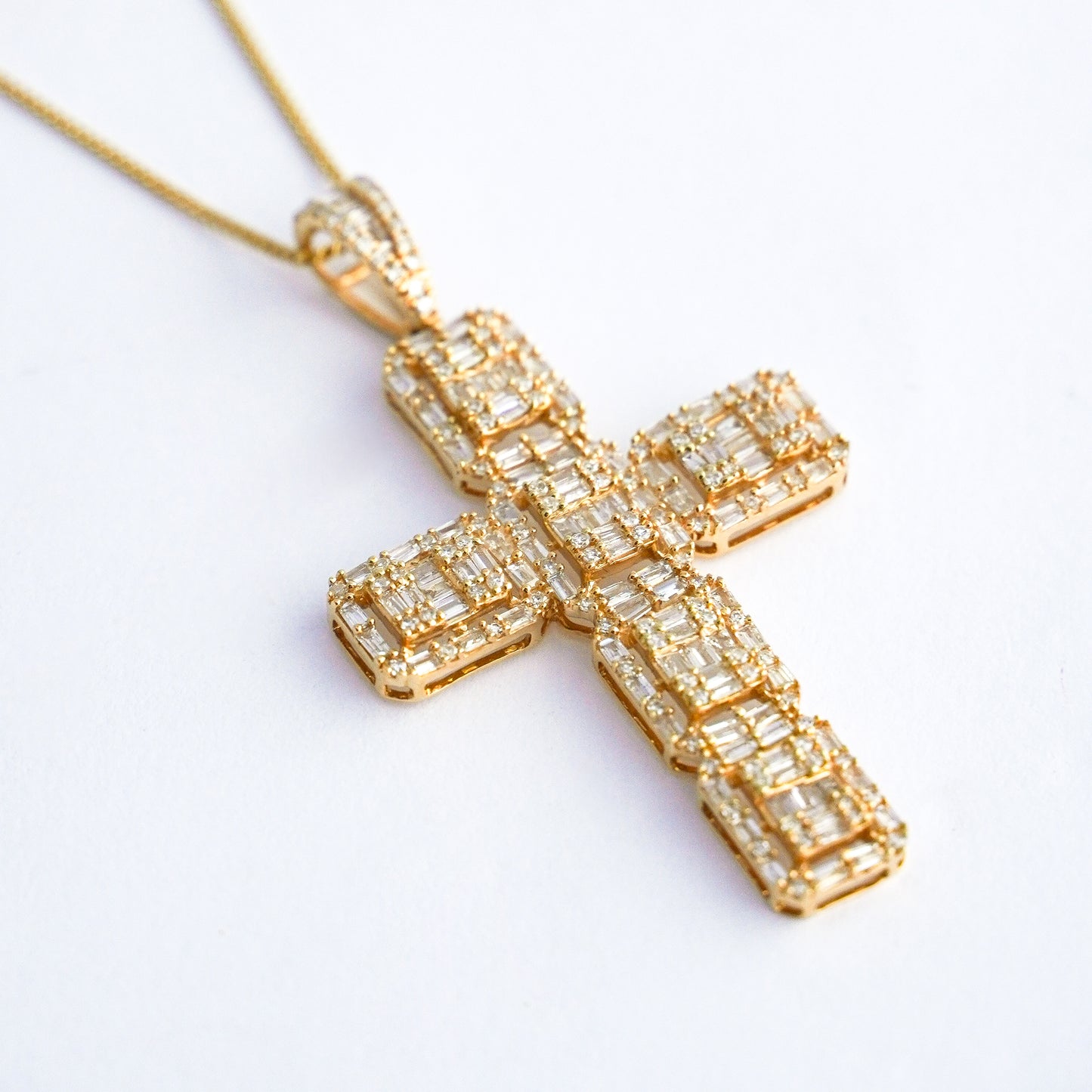 Dije de cruz emerald baguette con diamantes naturales en Oro18k