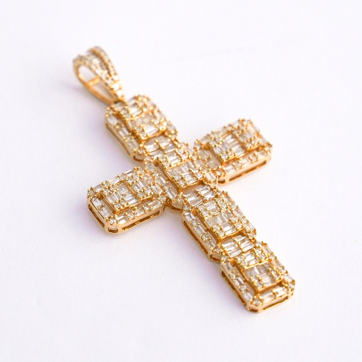 Dije de cruz emerald baguette con diamantes naturales en Oro18k
