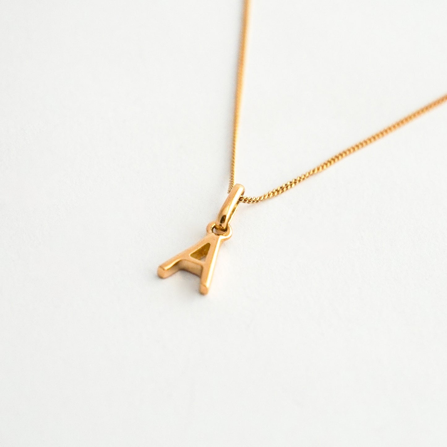 Dije letra imprenta mini Oro18k