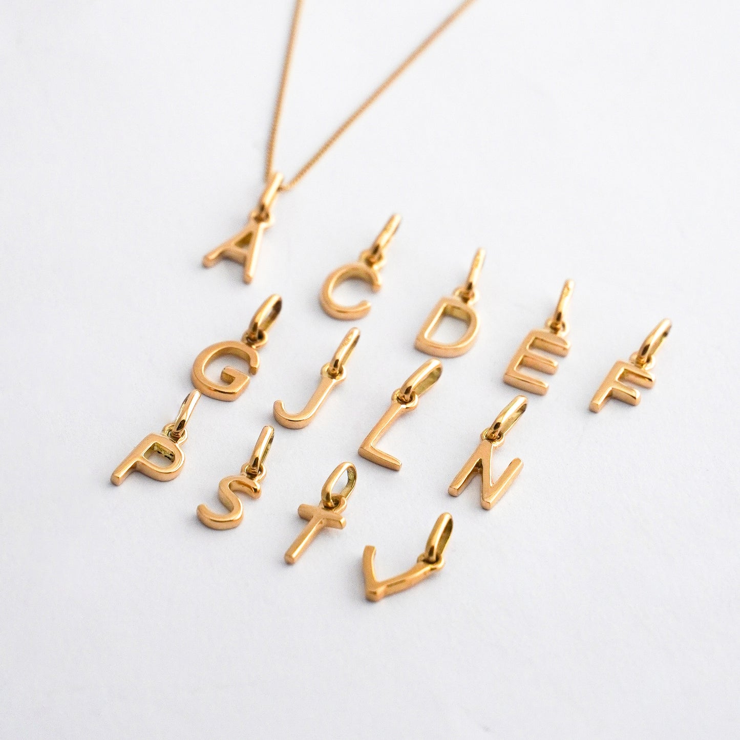 Dije letra imprenta mini Oro18k