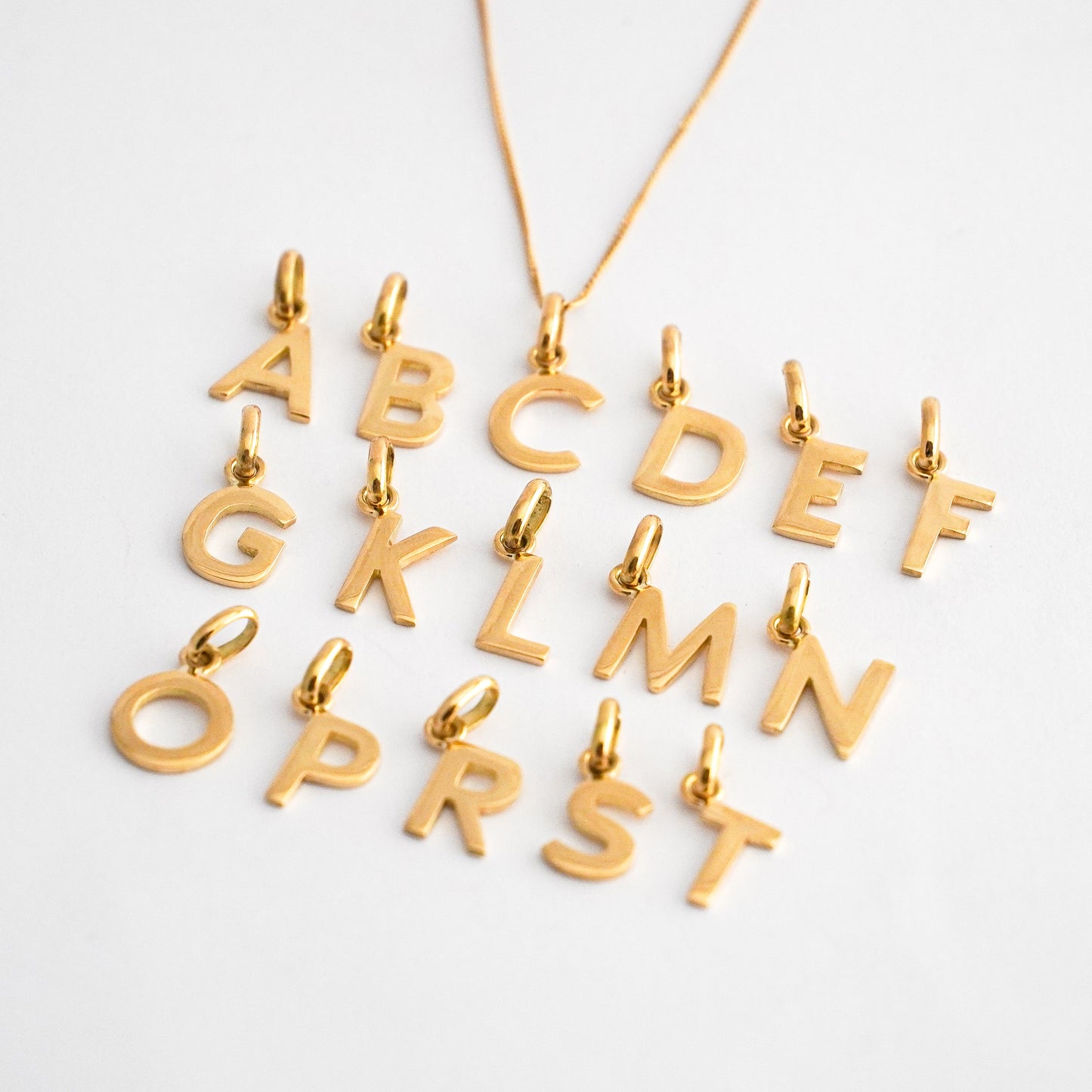 Dije letra inicial Letter Drop en Oro18k