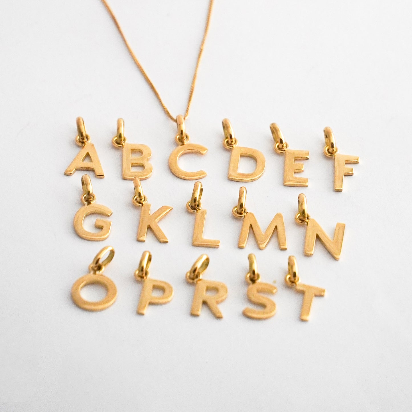 Dije letra inicial Letter Drop en Oro18k