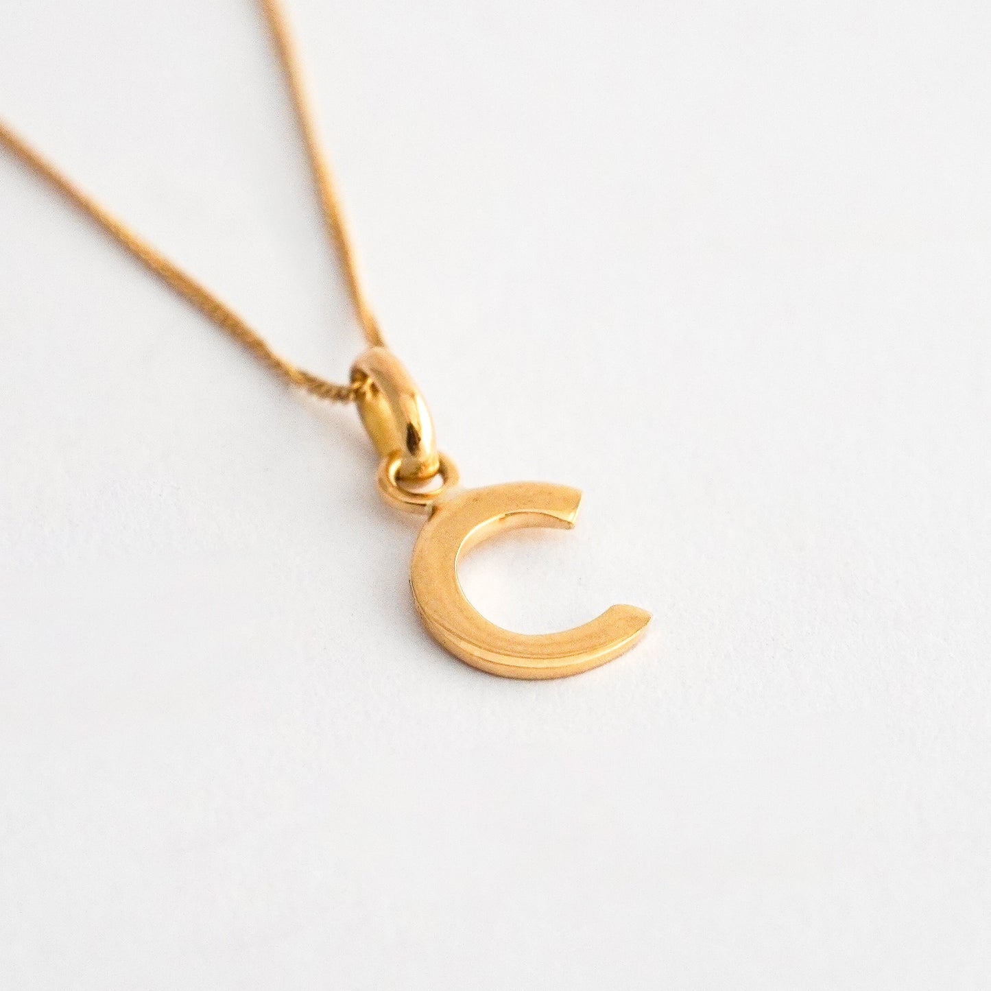 Dije letra inicial Letter Drop en Oro18k