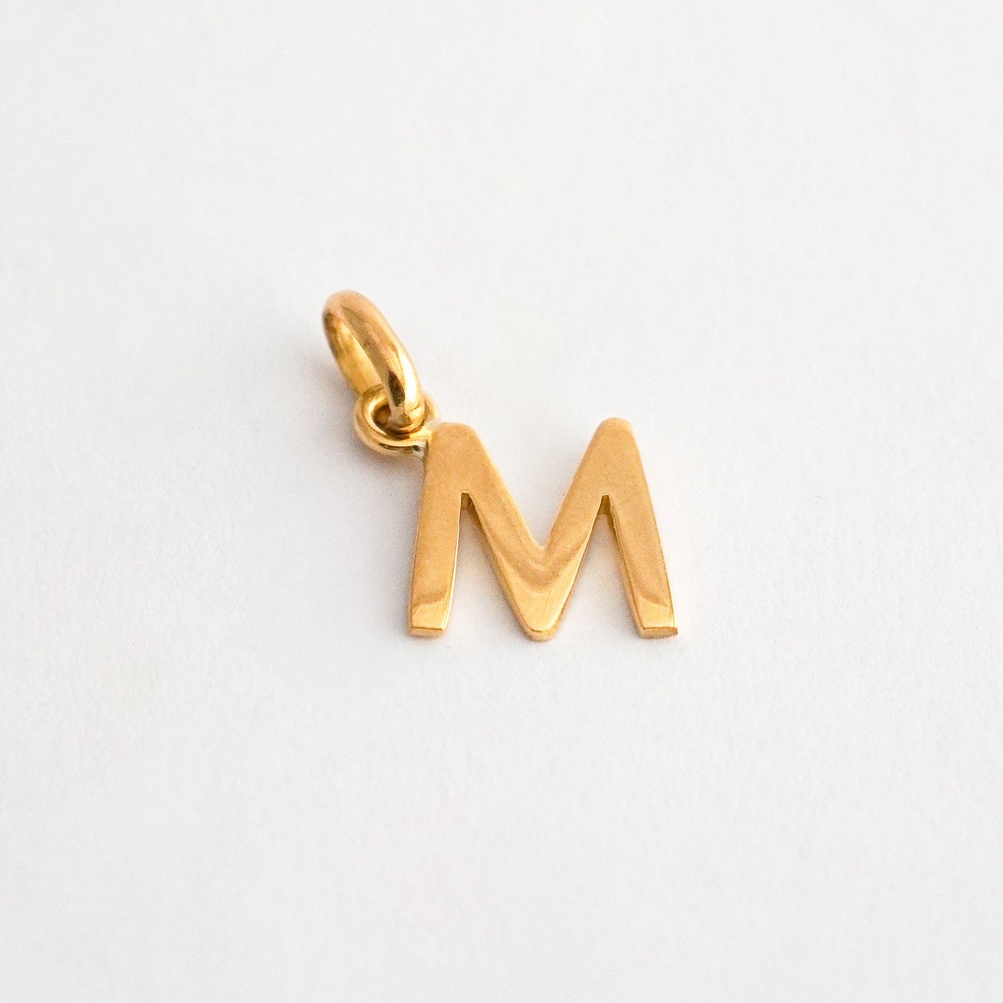Dije letra inicial Letter Drop en Oro18k