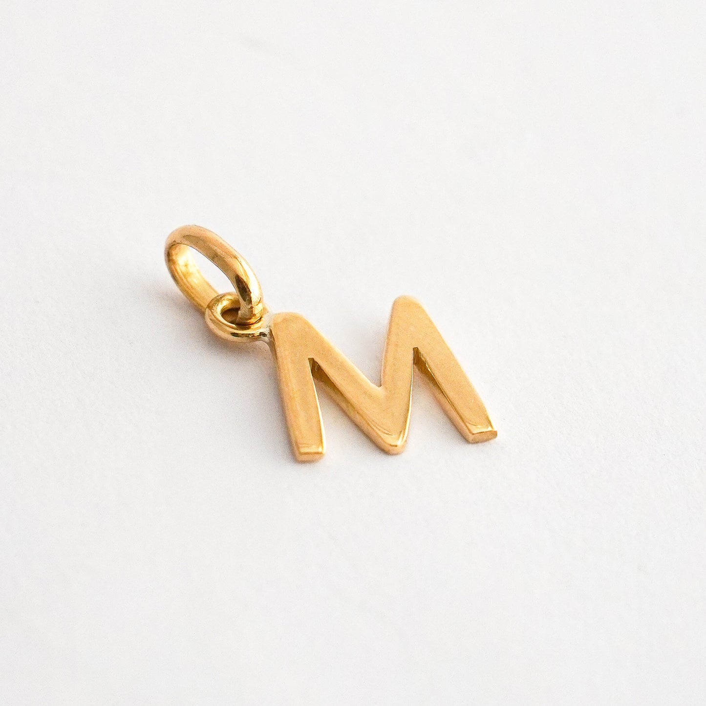 Dije letra inicial Letter Drop en Oro18k