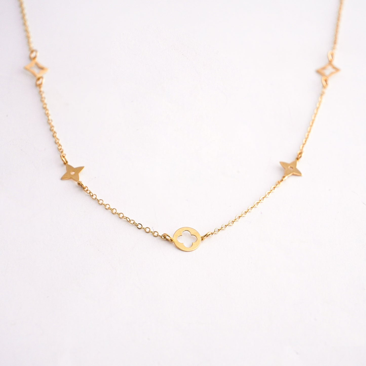 Gargantilla Flor de cuatro pétalos Oro18k