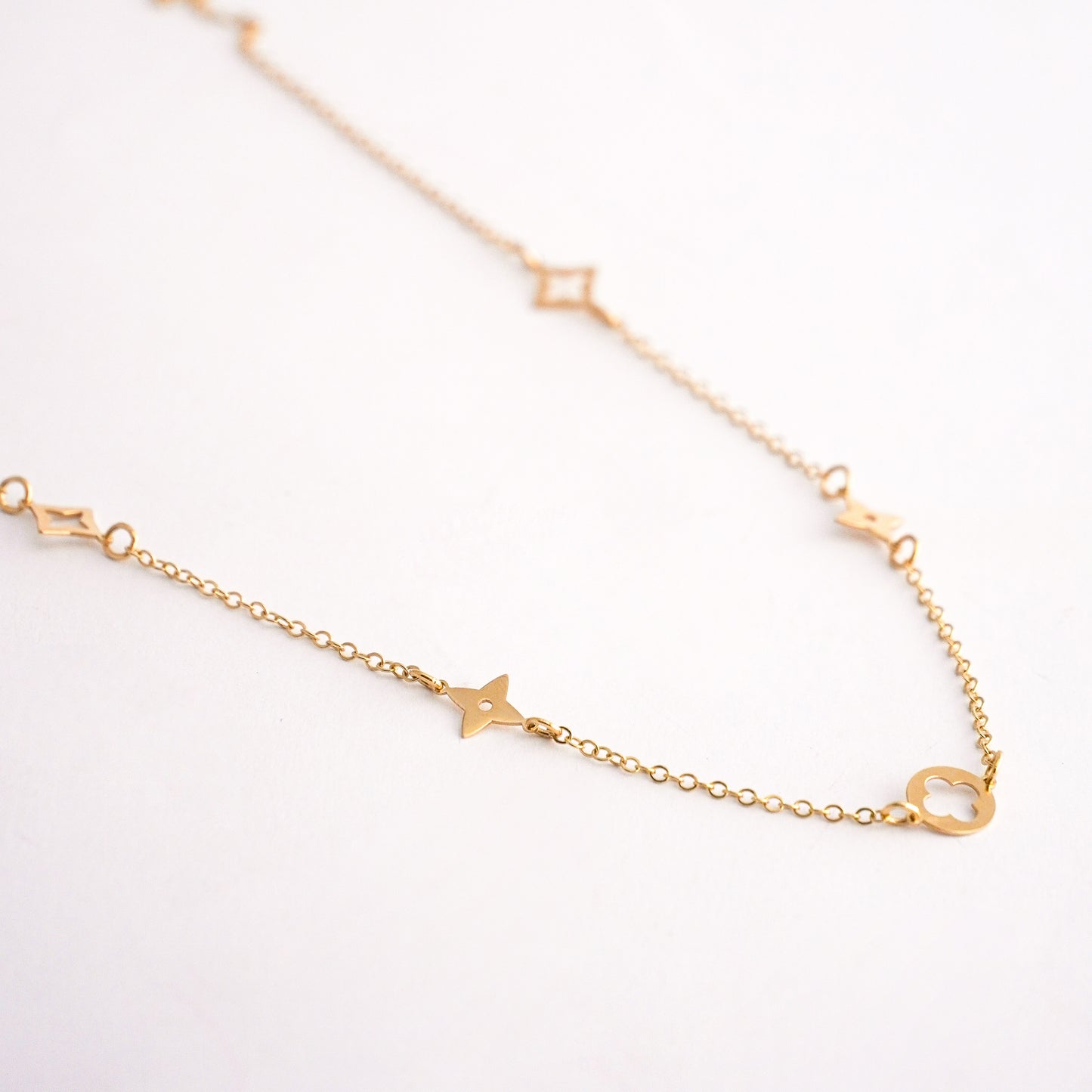 Gargantilla Flor de cuatro pétalos Oro18k