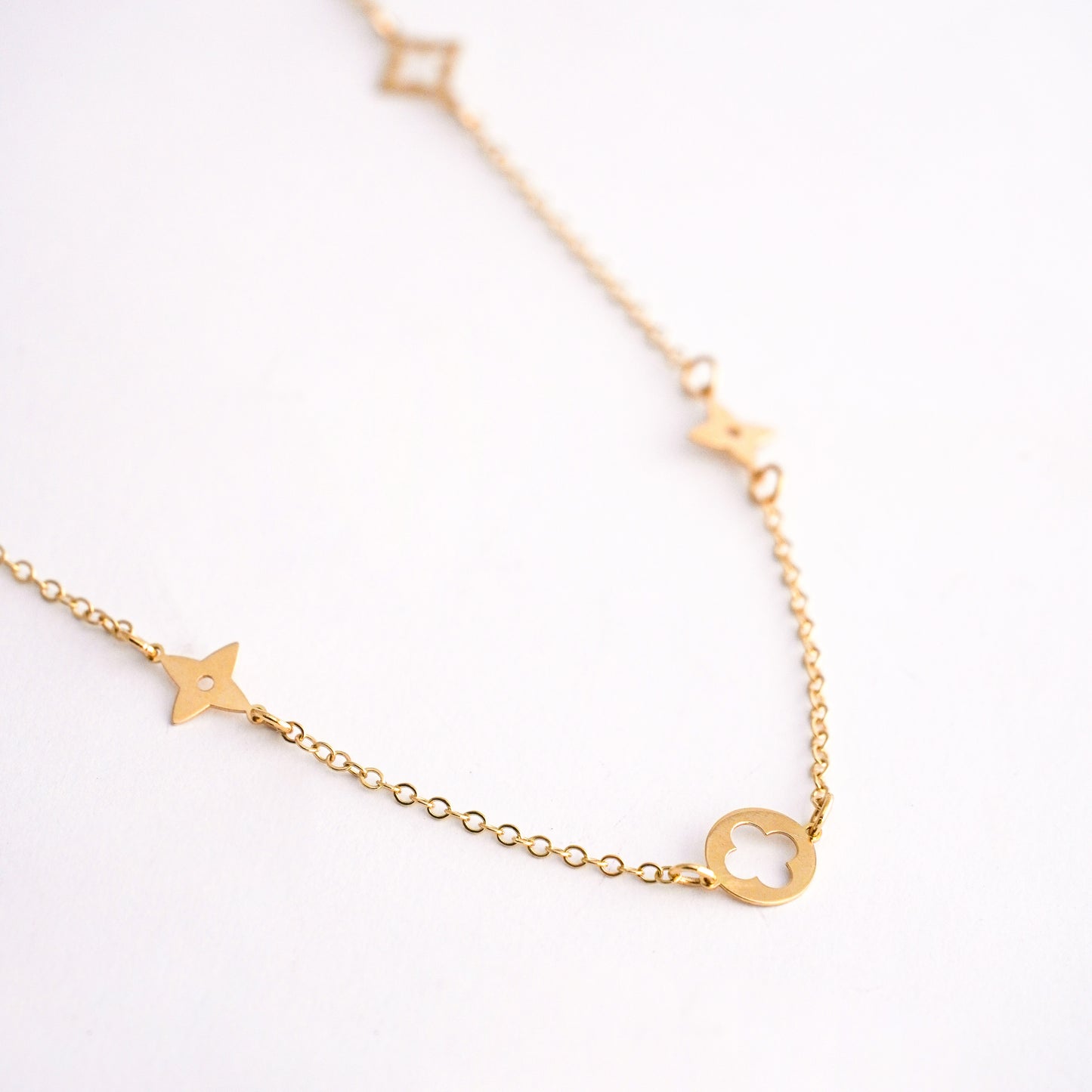 Gargantilla Flor de cuatro pétalos Oro18k