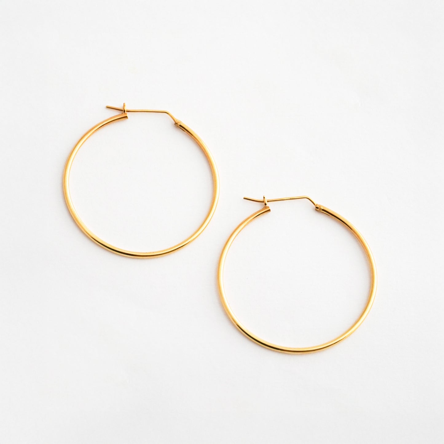 Argollas Tubo de 4 cm x 1.5 mm en Oro 18K