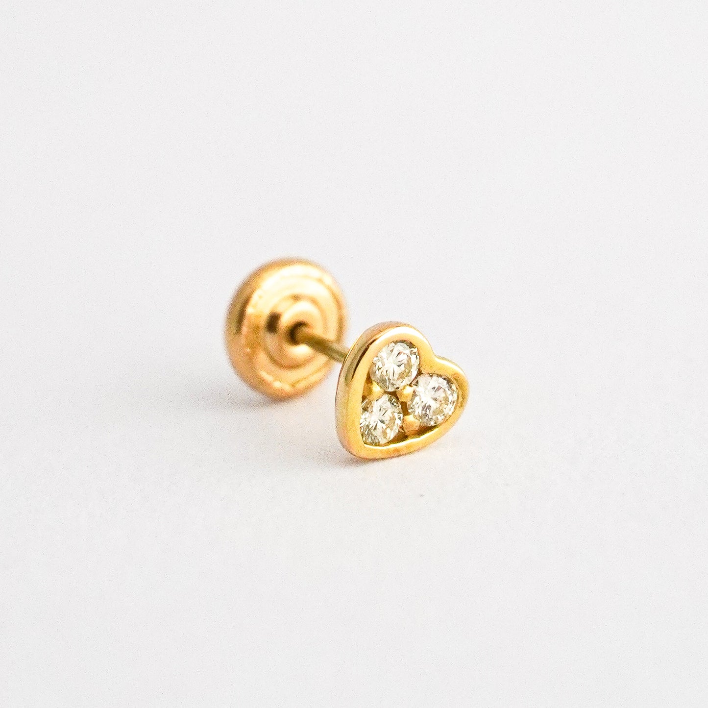 1/2 par arete stud corazón con diamantes en oro 18k